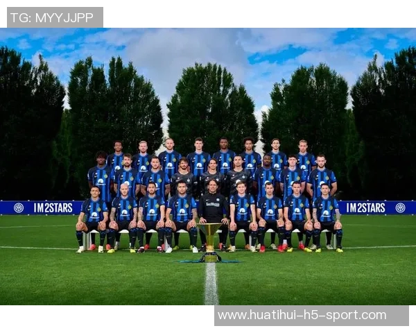 曼联官方社交媒体发布2025-26赛季全家福照男足女足同框合影